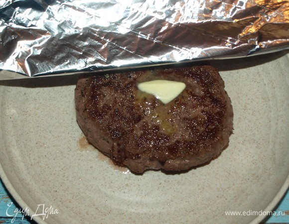 Фарш лучше использовать из мраморной говядины. Фарш хорошо перемешиваем, очень хорошо отбиваем, чтоб он стал эластичным и насытился кислородом. Формируем котлеты. Котлеты должны быть в диаметре больше, чем пловбулочки. Фарш не надо солить и добавлять перец. Сковороду хорошо разогреваем с растительным и сливочным маслом. Жарим котлеты с каждой стороны до готовности (приблизительно 5 минут с каждой стороны). Готовую котлету перекладываем на тарелку. Солим и перчим с двух сторон. Кладем на котлету небольшой кусочек сливочного масла и закрываем фольгой на 1–2 минуты.