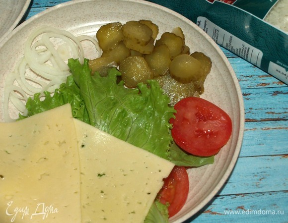 Подготовить салат, овощи и сыр. Овощи нарезать кружочками. Соединить майонез и острый томатный соус (кетчуп).