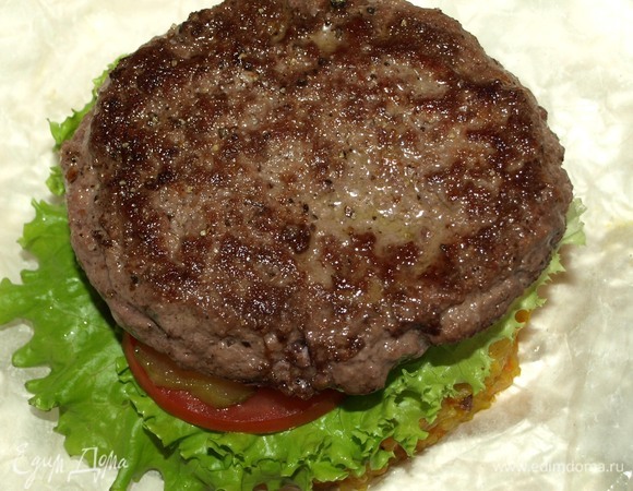 Сверху кладем котлету. При желании можно добавить на котлету соус или просто майонез.