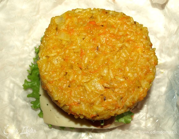 Закрываем сверху пловбулочкой. Можно подавать к столу. Не забываем к пловбургеру подать приготовленный соус.