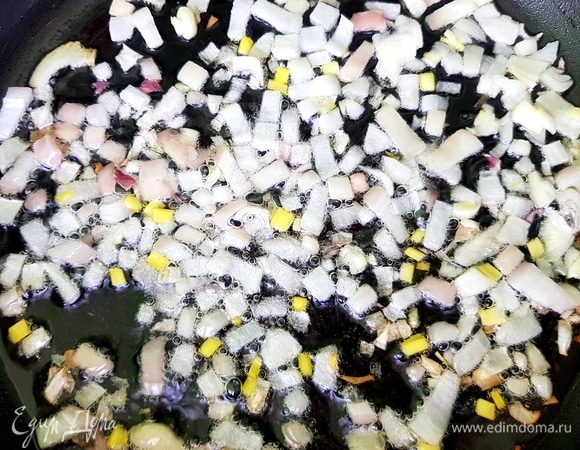 Лук нарезать кубиками и слегка обжарить на растительном масле.