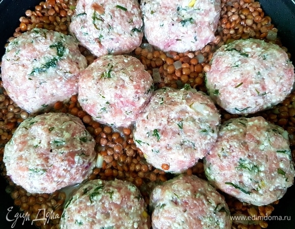 Из фарша сформировать крупные фрикадельки и выложить поверх чечевицы. Влить стакан воды.