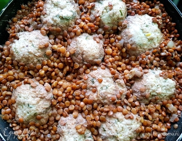 Готовить под крышкой минут 15–20 до готовности чечевицы.