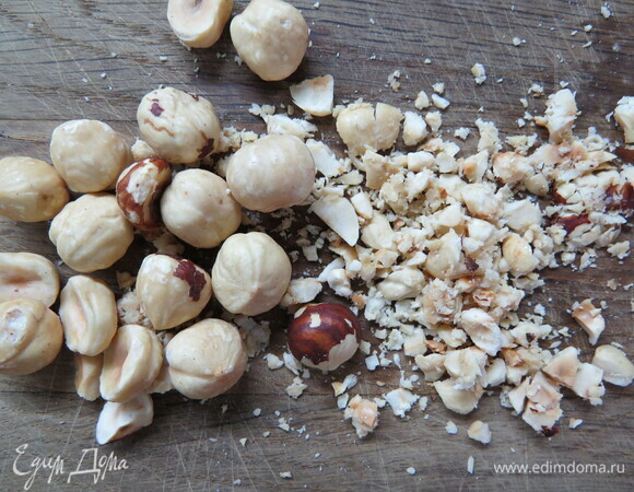 Орехи подсушить в духовке до золотистого цвета при 160°C около 10–15 минут, измельчить ножом.