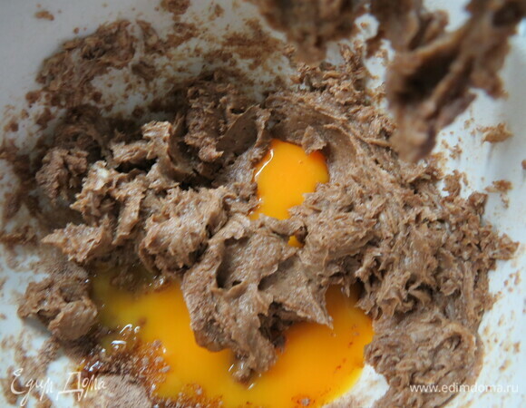 Мягкое сливочное масло перемешать с сахаром. Далее ввести желток, еще раз перемешать. У меня сахар мусковадо был довольно крупными кусочками, поэтому я его смолола в кофемолке в пудру.