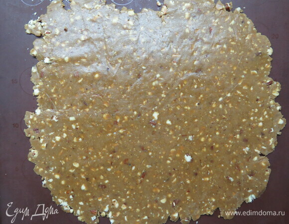 Тонко раскатать между 2 листами пергамента. Убрать в холодильник на час. По прошествии времени холодное тесто наколоть вилкой и выпечь при 180°C около 20 минут.