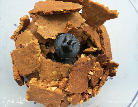 Далее тесто остудить и измельчить в кухонном комбайне.