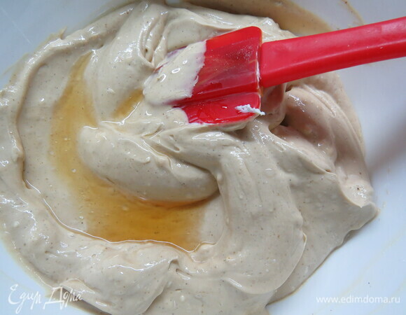 Добавить амаретто, миндальный экстракт, соль, перемешать.