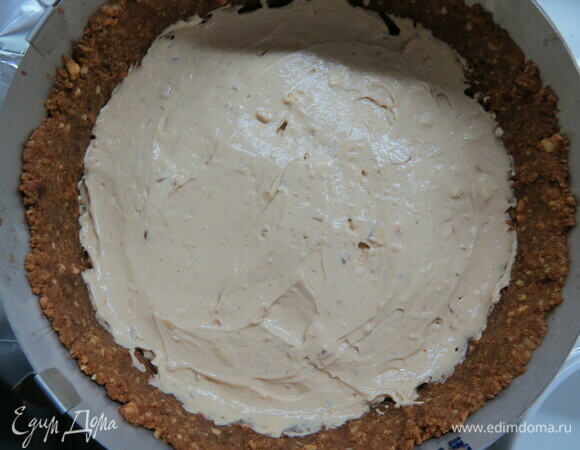 Выложить массу в песочную основу, выпекать на водяной бане при 110–130°C около 60 минут. Для водяной бани я обычно ставлю на противень рядом с чизкейком несколько емкостей с горячей водой.