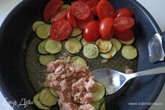 Затем добавить помидоры и тунец. Достать чеснок, он больше не понадобится. Обжарить овощи еще пару минут.