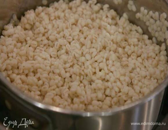 Перловку отварить до готовности согласно инструкции на упаковке.