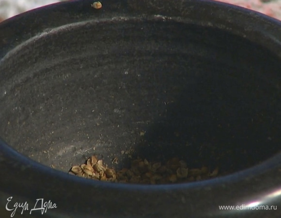Семена кориандра растереть в ступке.