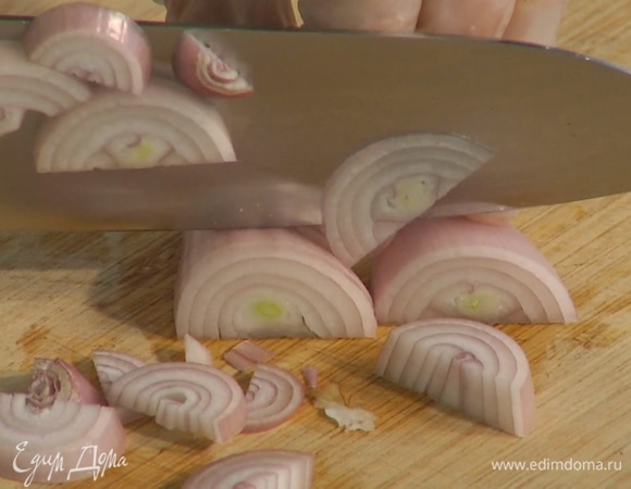 Шалот почистить и нарезать полукольцами.