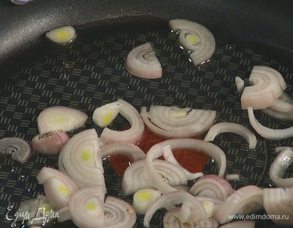 Разогреть в большой сковороде оливковое масло и слегка прогреть лук.