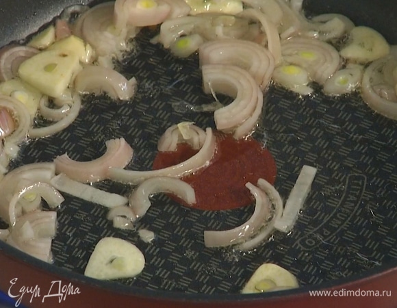 Чеснок почистить, мелко порубить и добавить к луку, все посолить и обжарить до прозрачности.