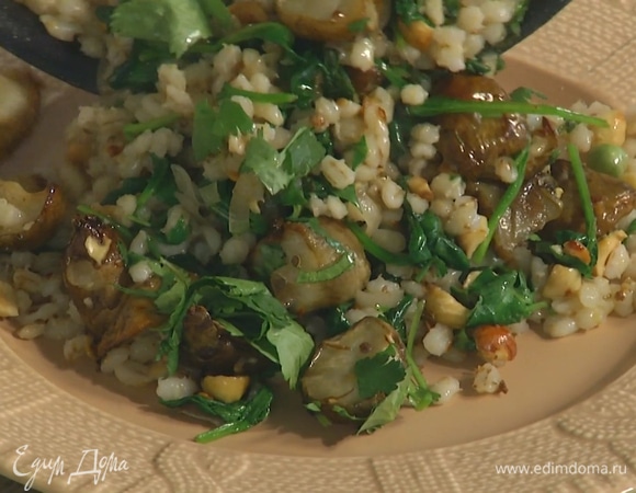 Кинзу мелко нарезать, посыпать салат, перемешать и выложить на большую тарелку.