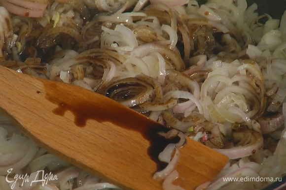 Разогреть в сковороде оливковое масло и слегка обжарить нарезанный лук, затем влить бальзамический уксус и, помешивая, прогревать около 15 минут, пока шалот не закарамелизируется.
