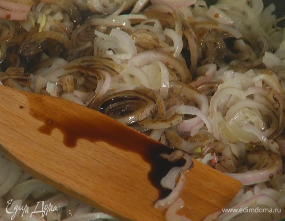 Разогреть в сковороде оливковое масло и слегка обжарить нарезанный лук, затем влить бальзамический уксус и, помешивая, прогревать около 15 минут, пока шалот не закарамелизируется.