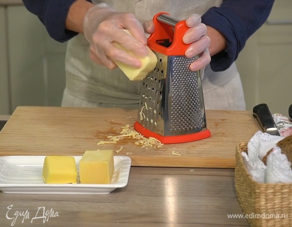 Моцареллу, грюйер и чеддер натереть на крупной терке.
