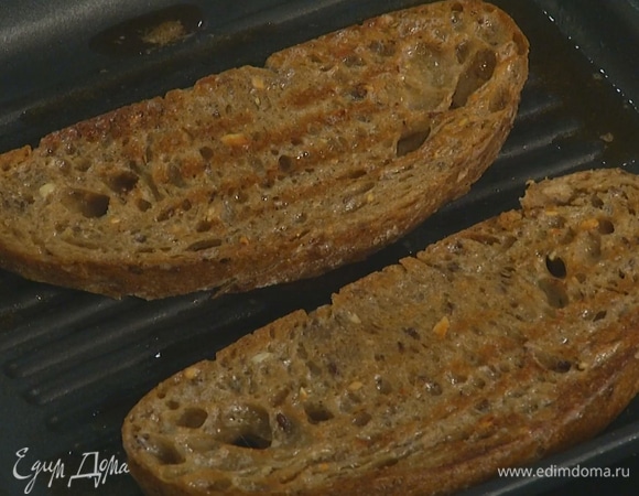 Каждый кусок хлеба смазать с одной стороны сливочным маслом, выложить смазанной стороной на разогретую сковороду-гриль и обжарить, затем перевернуть и тоже обжарить.