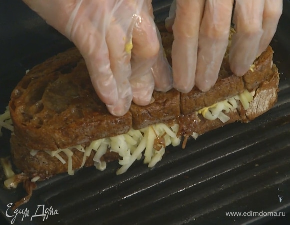 Выложить бутерброды на сковороду-гриль, прижать и прогревать, пока сыр немного не расплавится.