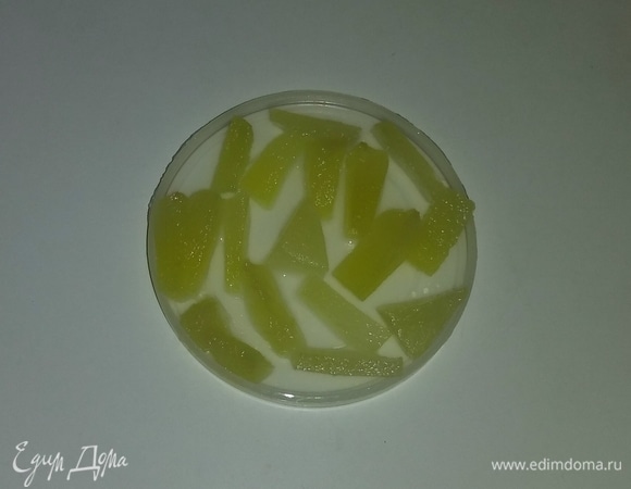 Я использовала ананас консервированный. Для приготовления нарезала каждый кусочек на несколько частей.