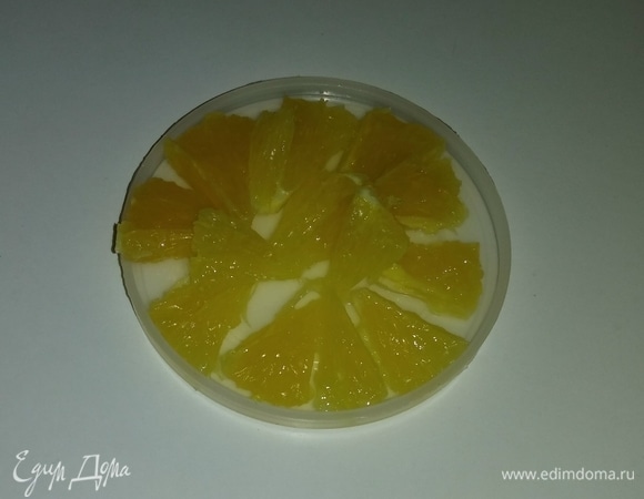 Апельсиновые дольки нужно очистить от пленок и нарезать маленькими кусочками.