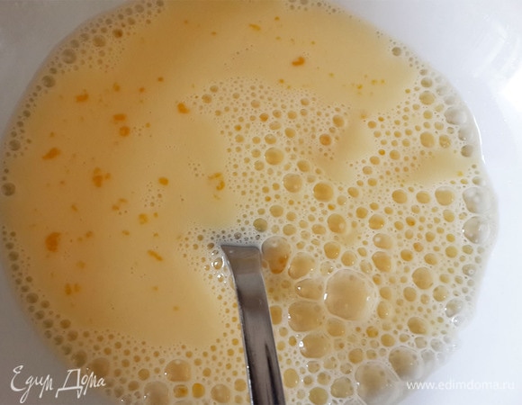 Натереть овощи на терке. Яйцо слегка взболтать вилкой, добавить молоко, соль, специи. Все смешать и вылить в форму.