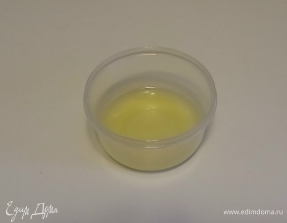 Затем отделить белок от желтка. Белок потребуется для смазывания заготовок.