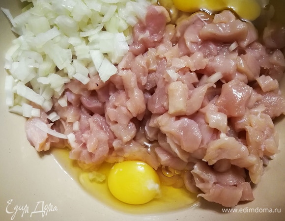 Филе нарезать мелкими кубиками. Лук — еще мельче. Добавить яйцо.