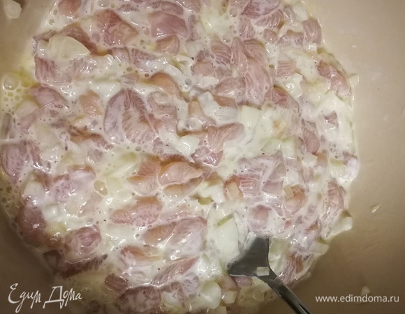 Далее — масло, сметану, лимонный сок, соль. Добавить муку. Оставить минимум на 30 минут в холодильнике. Можно на ночь замариновать. Жарить на антипригарной сковороде с обеих сторон с добавлением небольшого количества воды. Можно запекать в духовке.