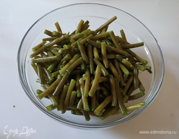 Стручковую фасоль опустить в кипящую воду с добавлением щепотки соли. Варить 6 минут, после чего откинуть на дуршлаг и промыть под проточной водой.