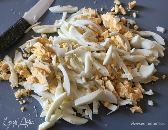 Отварить яйца в течение 10 минут, очистить их и нарезать соломкой.