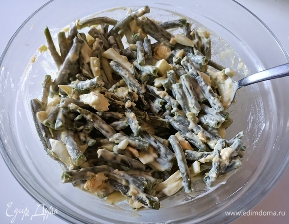 Во вторую половину фасоли добавить яйца, соль и заправить майонезом.