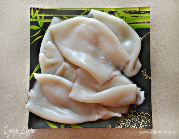 Кальмары подготовьте, почистите и хорошо промойте. Лучше использовать небольшие тушки. Смажьте кальмары оливковым маслом и обжарьте на сковороде-гриль буквально по 1 мин с каждой стороны, слегка прижимая филе для равномерной прожарки.