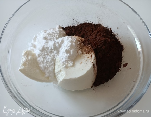 В миске смешать рикотту, сахарную пудру и какао.