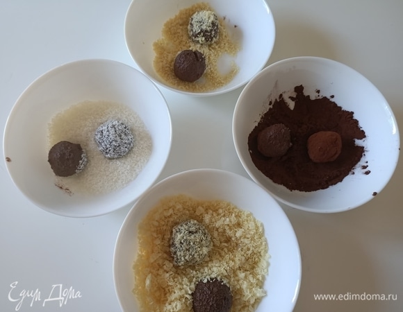 Сформировать конфетки. Обвалять в какао, миндале, кокосовой стружке или вафельной крошке.