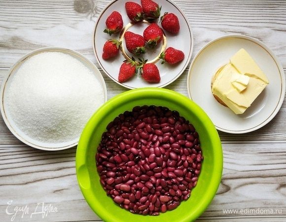 Первым делом займемся начинкой. Клубнику вымыть и обсушить. Взвесить нужное количество сахара и масла. Фасоль отварить удобным для вас способом. Я на ночь замочила, затем хорошо промыла и варила в мультиварке-скороварке до готовности.