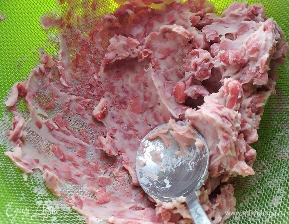 Еще горячую фасоль протереть через сито.