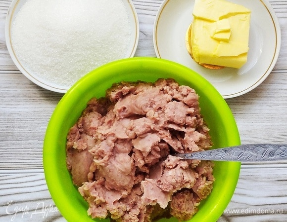 В протертую фасолевую пасту добавить сахар и масло.