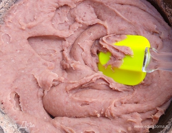 Пасту перекладываем в толстостенную кастрюлю и провариваем на медленном огне, постоянно помешивая, до загустения. Накрываем пищевой пленкой в контакт и оставляем полностью остыть.