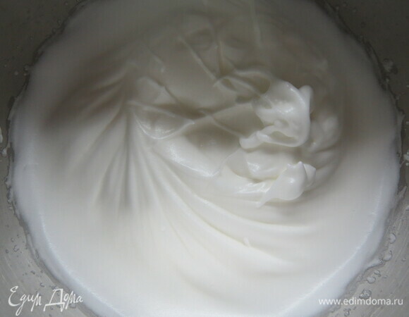 Белки взбить на средней скорости до пышной пены, постепенно добавить оставшиеся 85 г сахара. Взбить меренгу до плотных пиков (около 2 минут).
