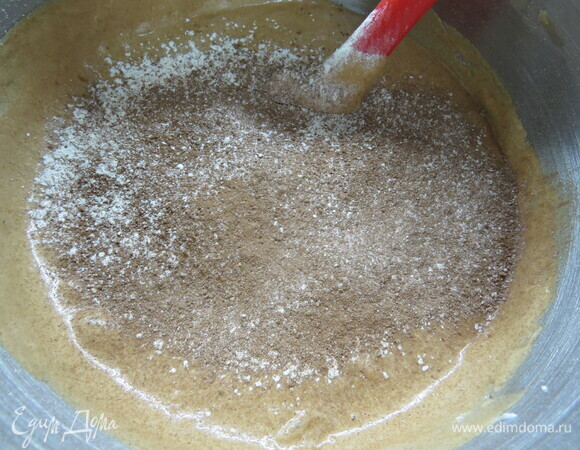 Муку, миндальную муку, какао и разрыхлитель соединить и просеять. На меренгу вылить шоколадно-желтковую смесь, вымесить лопаткой. Затем ввести мучную массу и вручную широкими круговыми движениями вымесить тесто только лишь до полного объединения муки с жидкими ингредиентами (стараясь долго не вымешивать!).