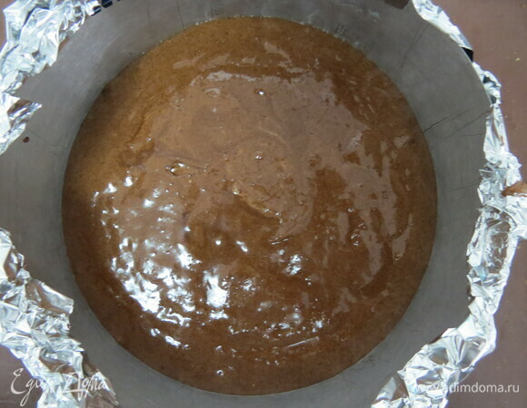 Духовку разогреть до 175°C. Кольцо установить на силиконовый коврик, выстеленный на противень. Ничем не смазывая и не посыпая, в кольцо вылить тесто. Выпекать примерно 23–25 минут. Выключить духовку, оставив зазор, оставить бисквит в таком виде еще на 10 минут.