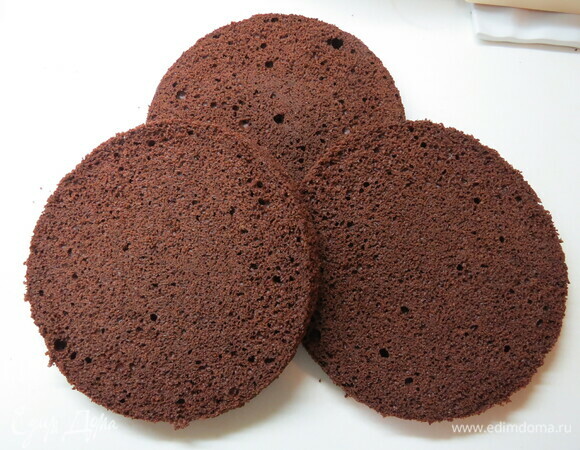 Остудить на решетке, аккуратно извлечь из кольца, обернуть пищевой пленкой и убрать в холодильник минимум на 12 часов. Перед сборкой торта выпеченное тесто разрезать на три равных коржа.