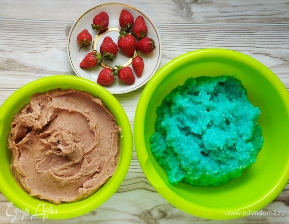 Итак, фасолевая паста остыла. Рисовое тесто тоже готово. Клубника просохла. Приступаем к формированию пирожных!