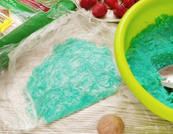 Рисовое тесто так же удобно раскатать между пакетами.