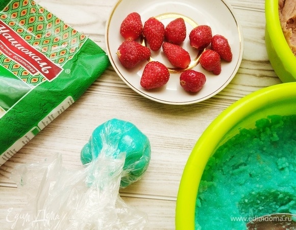 На серединку кладем шарик из фасолевой пасты с клубничкой и так же с помощью пленки формируем моти.