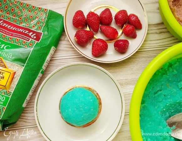 Вот такое пирожное у нас получается. Яркое и красивое!