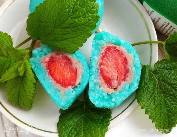 Смотрите, какой шикарный сочный разрез! Мои дети были в восторге! Нежная фасолевая паста и яркий клубничный вкус. Это пирожное особенное. На мой взгляд, самое вкусное из всех видов сладких моти!